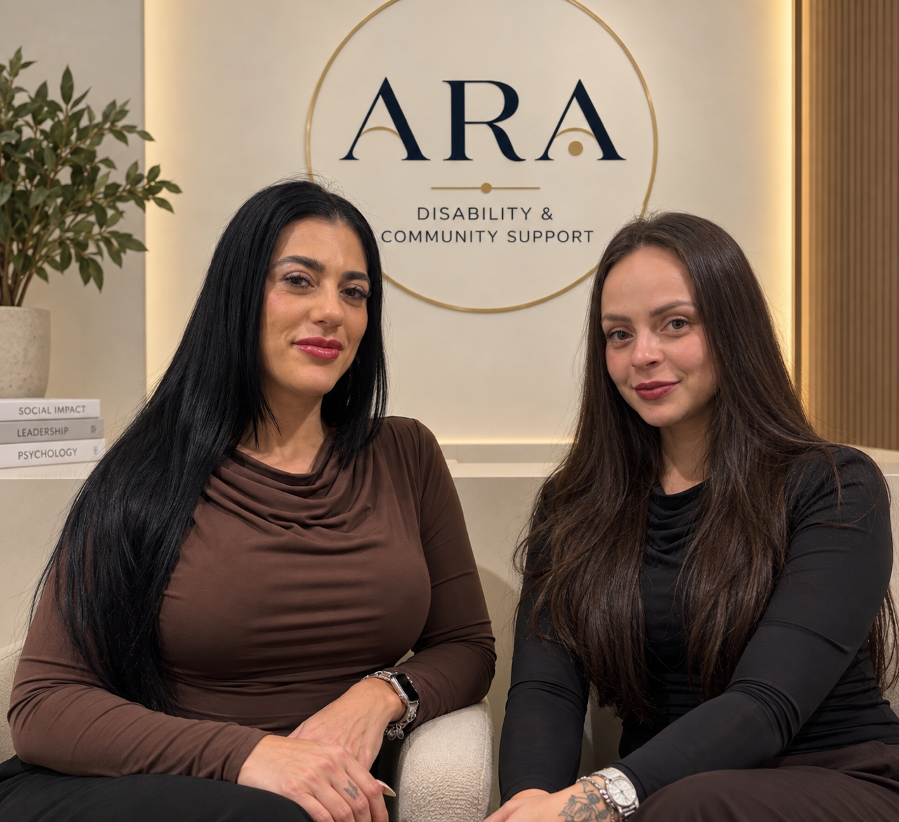 Larissa Silva Souza and Taís Tofano seated together in the ARA office